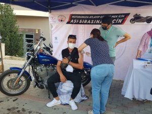 Motosiklet üzerinde aşı oldular