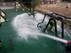 Hakkari’deki parklar köpüklü suyla yıkandı