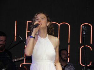 Irmak Arıcı sevenleriyle buluştu