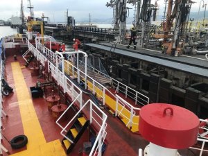 İzmit Körfezi’ni kirleten gemiye ceza yağdı