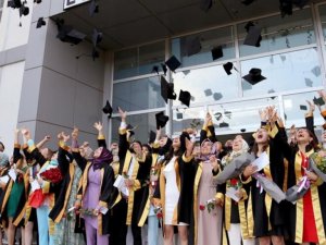 Eczacılık öğrencilerinden mezuniyet mutluluğu