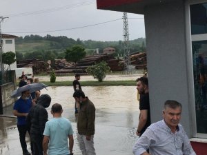 Şiddetli sağanak yolları göle çevirdi