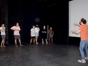 Kuşadası Belediyesi’nde 7’den 70’e tiyatro eğitimleri başladı