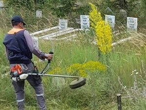 Dumlupınar’da mezarlık temizliği
