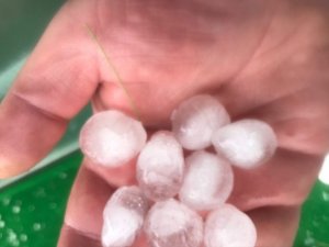 Sarıkamış’ta sağanak yağış ve dolu vatandaşlara zor anlar yaşattı