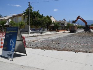 Kuşadası’nda yol yapım seferberliği yaz nüfusunun arttığı bölgelerde yoğunlaştı