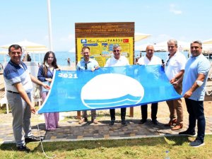 Kemer Belediyesi tarihinde ilk defa bir plajına ‘mavi bayrak’ aldı