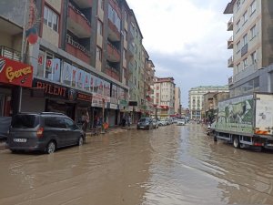 5 dakikalık sağanak yağmur sokakları göle çevirdi