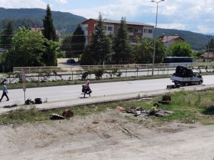 Yola savrulan lastikler tehlike oluşturdu