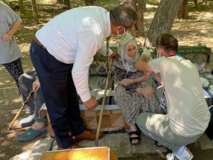 101 yaşındaki nine aşı olmak istedi, il sağlık müdürü kapısına gitti