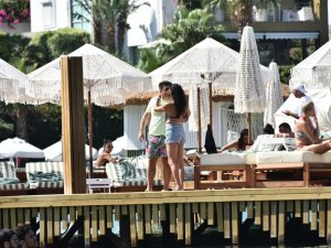 Şampiyonlar birbirlerini öpücük yağmuruna tuttu