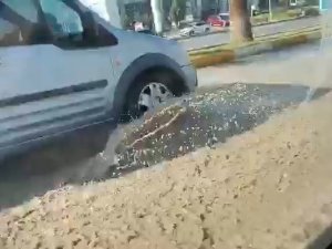 Su toplamak için kurulan bent yıkıldı, karayolu dereye dönüştü