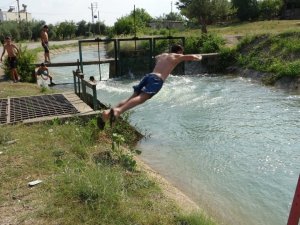Sıcaktan bunalan çocuklar kanala akın etti