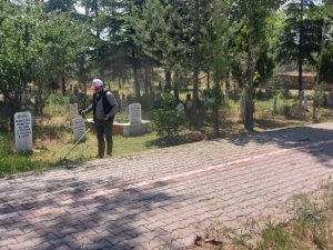 Aslanapa’da mezarlık temizliği