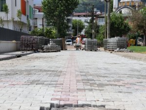İzmit Belediyesi Yeşilova’da parkeleri yeniliyor