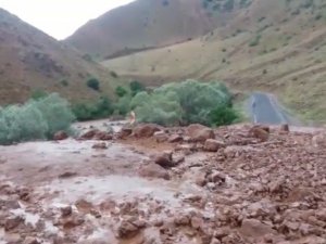 Heyelan nedeniyle kapanan yol ekiplerin çalışmasıyla yeniden açıldı