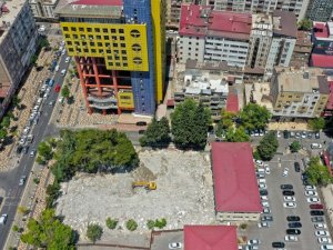 Şehir meydanı için eski adliye binası yıkıldı, sıra ’dünyanın en saçma binası’nda