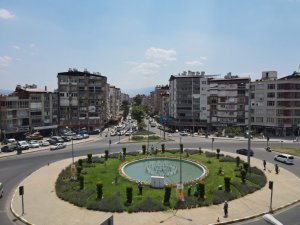 Nazilli Belediyesi kavşak ve refüjleri bakıma aldı
