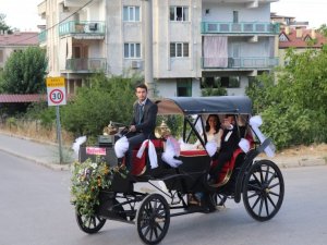 Babasının yaptığı elektrikli faytonla dünya evine girdiler