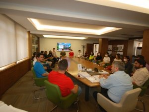 Yabancı gençlerden Başkan Akçadurak’a ziyaret