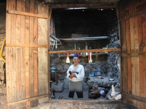 Mesleği bırakmasına rağmen her Kurban Bayramı öncesi mahallelinin bıçaklarını ücretsiz bileyliyor