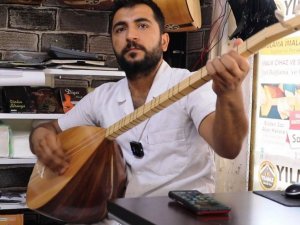 Bağlama ustası yanık sesiyle dinleyenleri mest ediyor