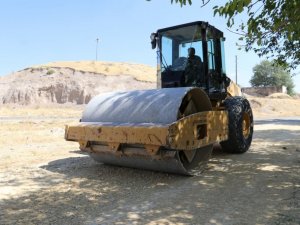 Karaköprü kırsalında yollar tozdan ve çamurdan kurtarılıyor
