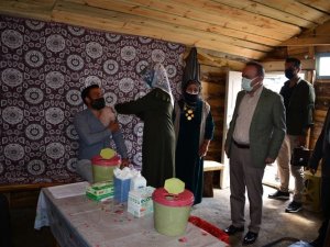 ’Covid-19 savaşçıları’ aşı hizmetini Köy ve yayladaki vatandaşların ayağına götürüyor