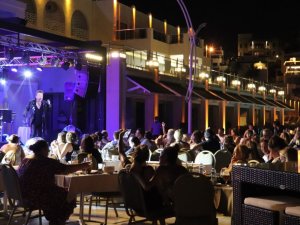 Alkışlar az gelince sahneden inip tekrar geldi