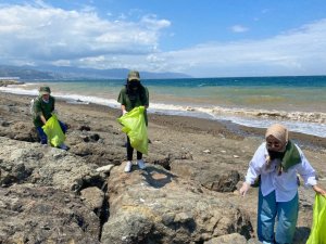 Sahilde yüzlerce kilo atık topladılar