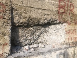 Kars’ta tarihi yapının duvarını kırdılar