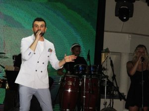 2 yıldır sahneye çıkmayan Gökhan Tepe sanat hayatının 25’inci yılını kutladı