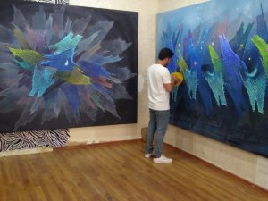 İlhamını voleybol filesinden aldı, resimlerini ağlarla süslüyor