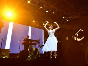 “Büyükşehir Parklarda” konserinde Melek Mosso’ya yoğun ilgi