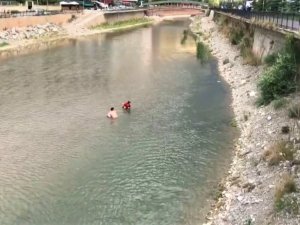 Sıcaktan bunalan çocuklar Çoruh’ta serinliyor
