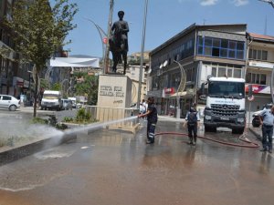 Hakkari caddeleri tazyikli suyla yıkandı