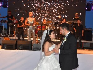 İrem Derici ve Merve Özbey Gönen’de sahne aldı