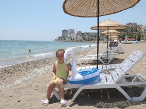 Mezitli’de sahillere şemsiye ve şezlong yerleştiriliyor