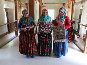 Asırlardır geleneksel giyiniyor, el emeği kilimler üretiyorlar