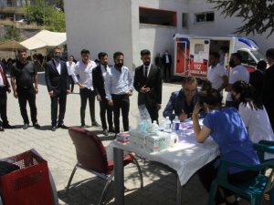 Önce aşı oldular, sonra halay çektiler