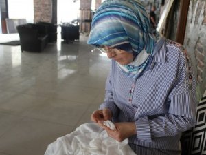 İmece usulü iğne oyasıyla yaptıkları şeftali ağacı hayatlarını değiştirdi