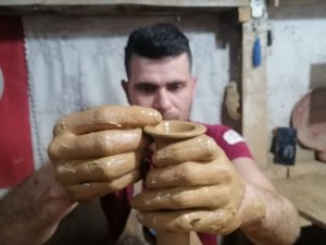 Suriye’den savaştan kaçarak geldiği Türkiye’de çömlek yarışmasında 1’inci oldu