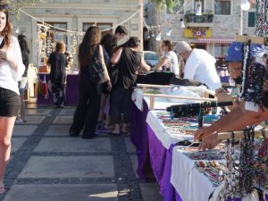 Foça’da üretici kadınlar, el emeği ürünleriyle aile bütçesine katkı sağlıyor