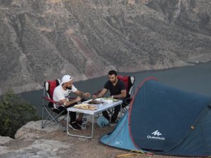 Doğasever vatandaş uçurumun kenarında bir gün kalarak Siirt’i tanıtıyor