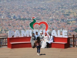 El emeği ürünler Denizli manzarasına karşı sergileniyor