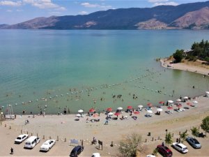 Doğu’nun gizli denizi “Hazar Gölü” tatilcilerin akınına uğradı
