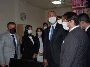 Bakan Gül, darp edilen icra memuru ile bir araya geldi