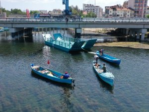 Beyşehir Gölü temizliği için alınan katamaran göle indirildi