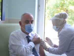 Kaymakam Aksoy 3.doz aşısını yaptırdı, vatandaşları aşıya davet etti