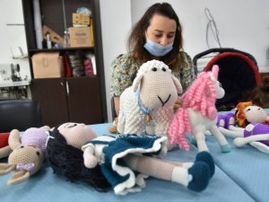 Kadınlar yaptığı organik bebekler ile aile bütçesine katkı sağlıyor